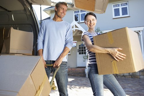 Benefits of hiring packing and unpacking experts in Queens Park
